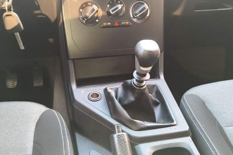 Used Wuling Hongguang PLUS 2019 1.5T Manual Standard Edition 5 Seats Gear Lever