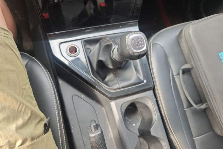 Used Wuling Hongguang PLUS 2019 1.5T Manual Luxury 7-Seater Gear Lever
