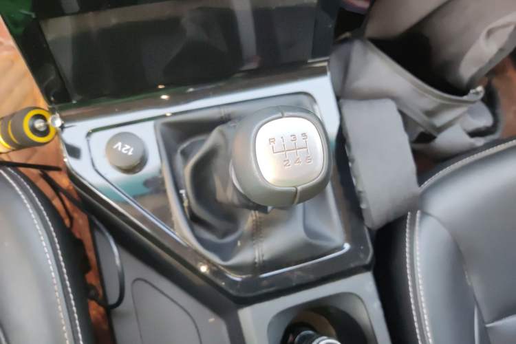 Used Wuling Hongguang PLUS 2019 1.5T Manual Luxury 7-Seater Gear Lever