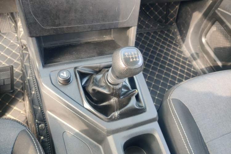 Used Wuling Hongguang PLUS 2019 1.5T Manual Standard Edition 5 Seats Gear Lever