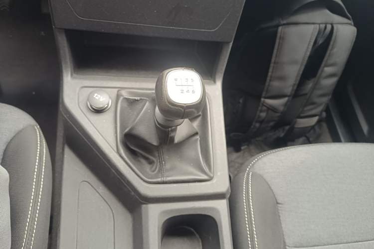 Used Wuling Hongguang PLUS 2019 1.5T Manual Standard Edition 5 Seats Gear Lever