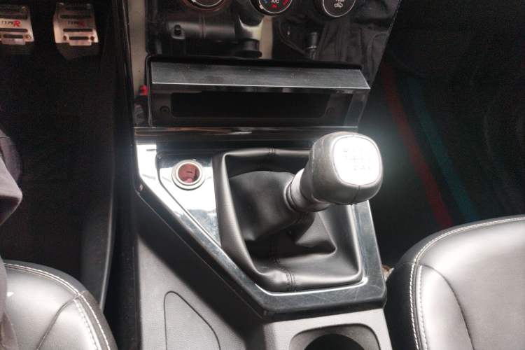 Used Wuling Hongguang PLUS 2019 1.5T Manual Luxury 7-Seater Gear Lever