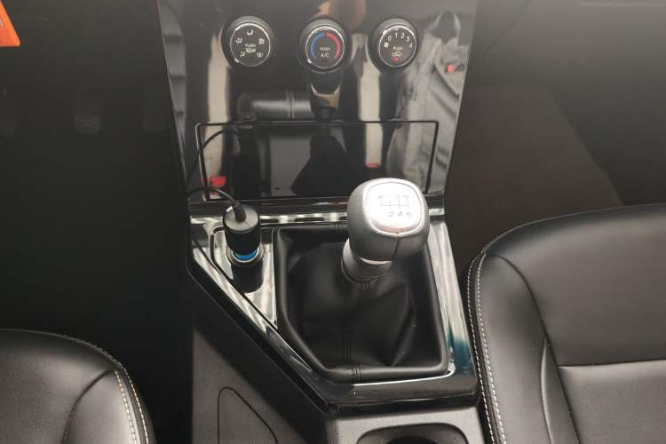 Used Wuling Hongguang PLUS 2019 1.5T Manual Luxury 7-Seater Gear Lever