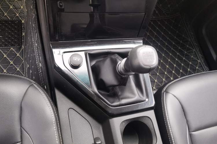 Used Wuling Hongguang PLUS 2019 1.5T Manual Luxury 7-Seater Gear Lever