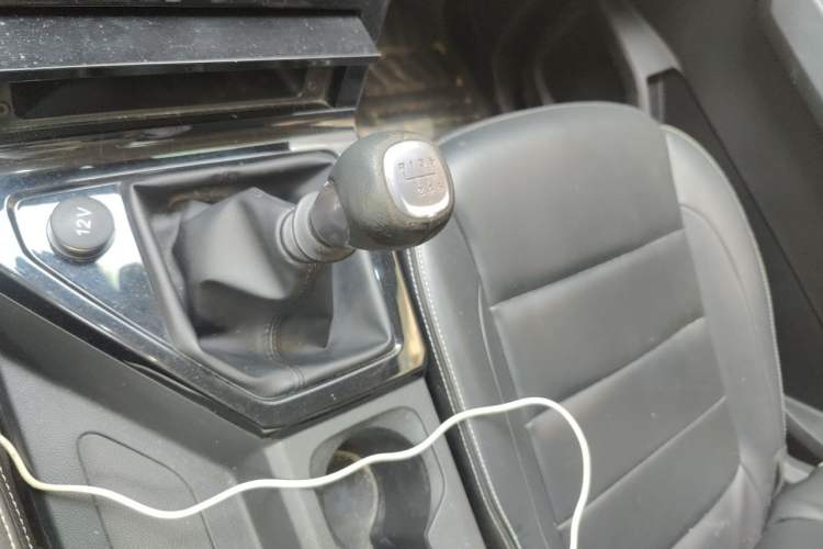 Used Wuling Hongguang PLUS 2019 1.5T Manual Luxury 7-Seater Gear Lever