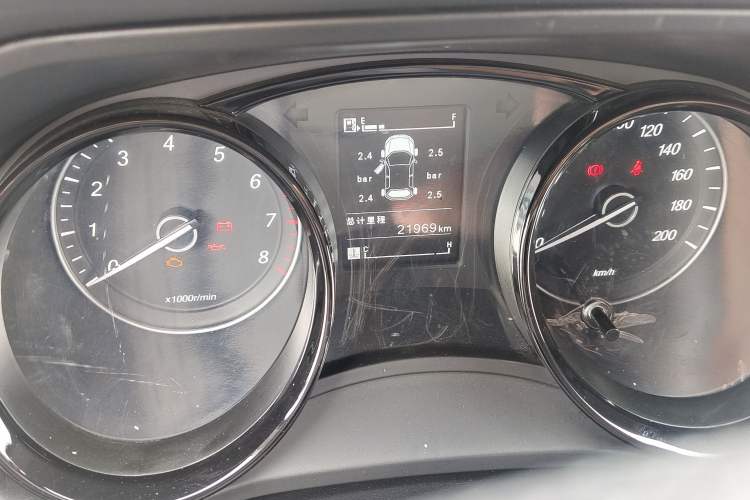 Used Wuling Hongguang PLUS 2019 1.5T Manual Luxury 7-Seater Interior 1
