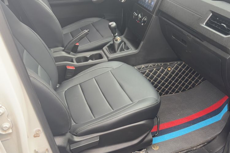Used Wuling Hongguang PLUS 2019 1.5T Manual Standard Version 7 Seats Interior 1