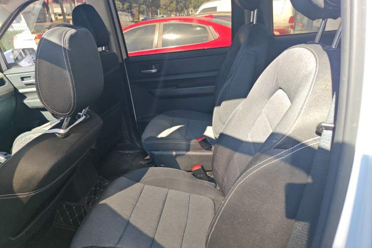 Used Wuling Hongguang PLUS 2019 1.5T Manual Comfort Version 7 Seats Interior 1