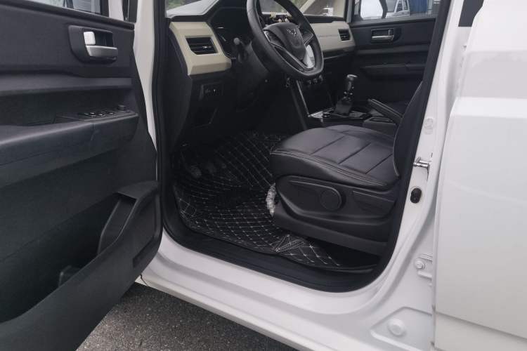 Used Wuling Hongguang PLUS 2019 1.5T Manual Luxury 7-Seater Interior 1