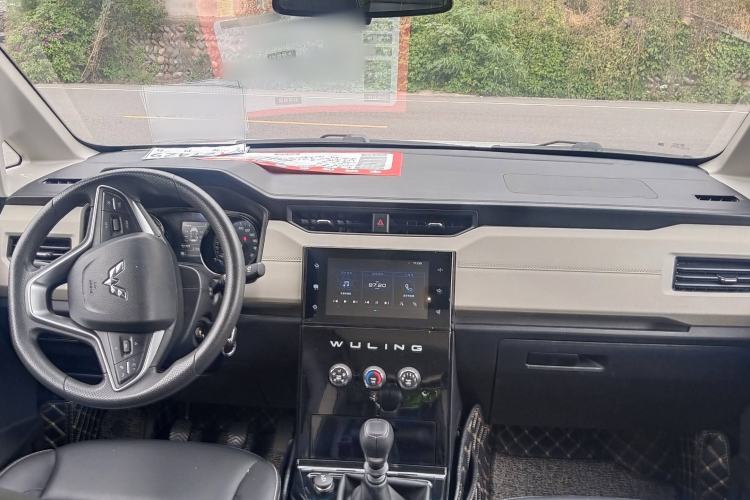 Used Wuling Hongguang PLUS 2019 1.5T Manual Luxury 7-Seater Interior 2