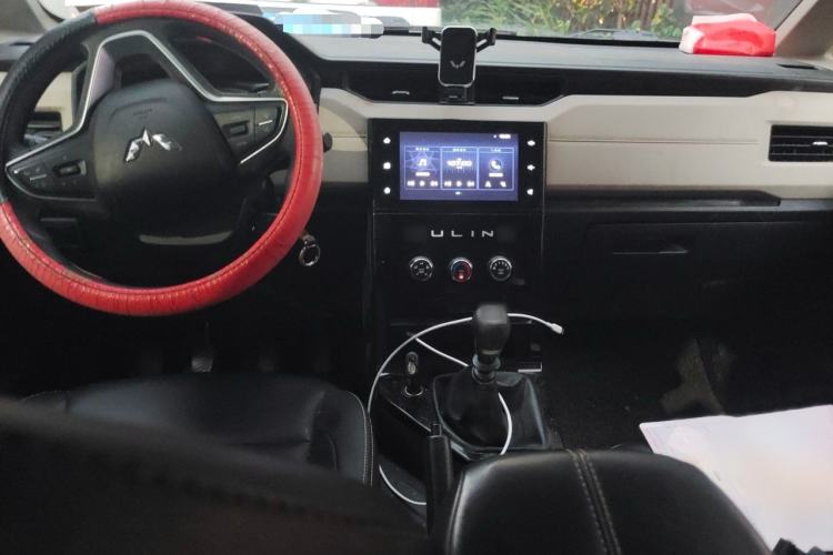 Used Wuling Hongguang PLUS 2019 1.5T Manual Luxury 7-Seater Interior 2