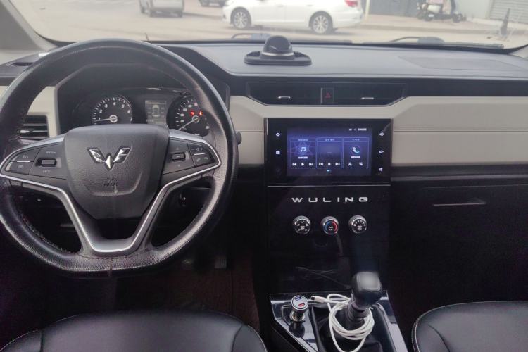 Used Wuling Hongguang PLUS 2019 1.5T Manual Luxury 7-Seater Interior 2