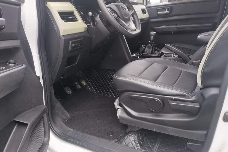 Used Wuling Hongguang PLUS 2019 1.5T Manual Luxury 7-Seater Interior 2