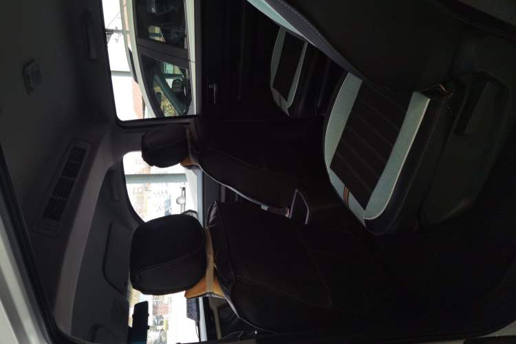 Used Wuling Hongguang PLUS 2019 1.5T Manual Comfort Version 7 Seats Interior 2