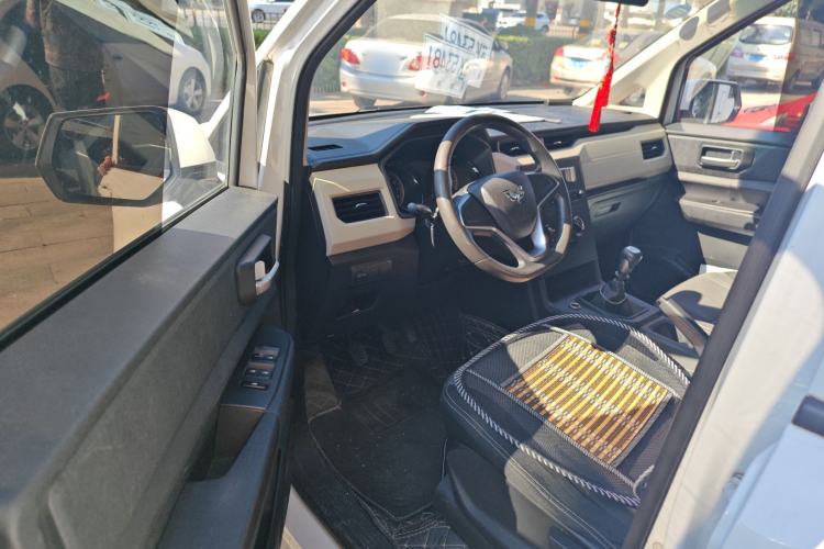 Used Wuling Hongguang PLUS 2019 1.5T Manual Comfort Version 7 Seats Interior 2