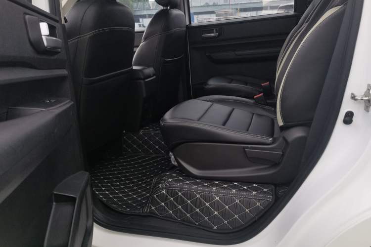 Used Wuling Hongguang PLUS 2019 1.5T Manual Luxury 7-Seater Interior 2