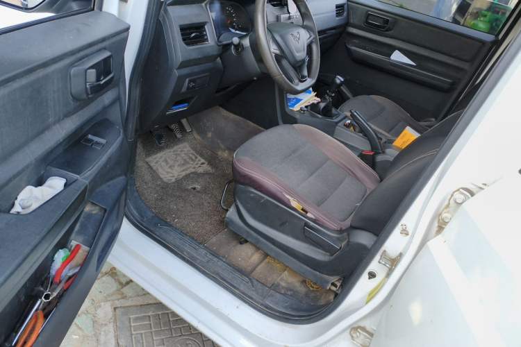 Used Wuling Hongguang PLUS 2019 1.5T Manual Standard Version 7 Seats Interior 3