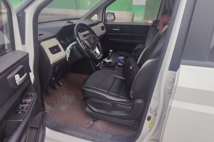 Used Wuling Hongguang PLUS 2019 1.5T Manual Luxury 7-Seater Interior 3