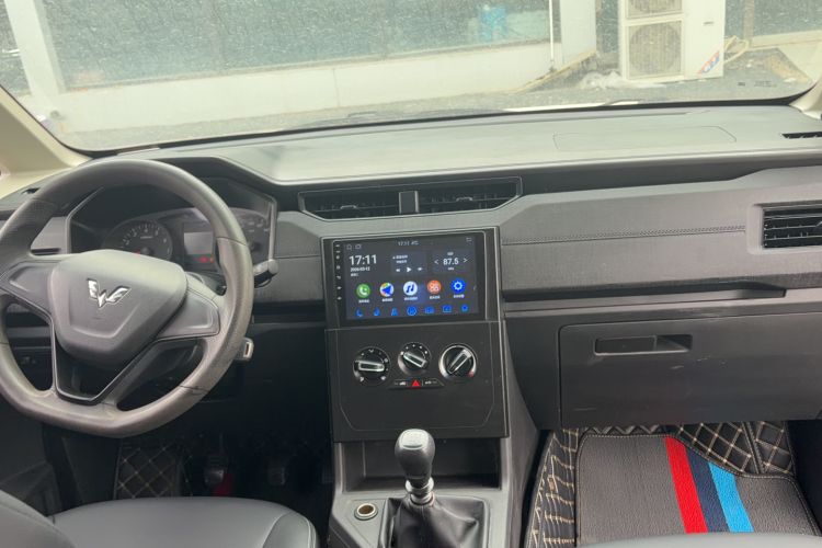 Used Wuling Hongguang PLUS 2019 1.5T Manual Standard Version 7 Seats Interior 3