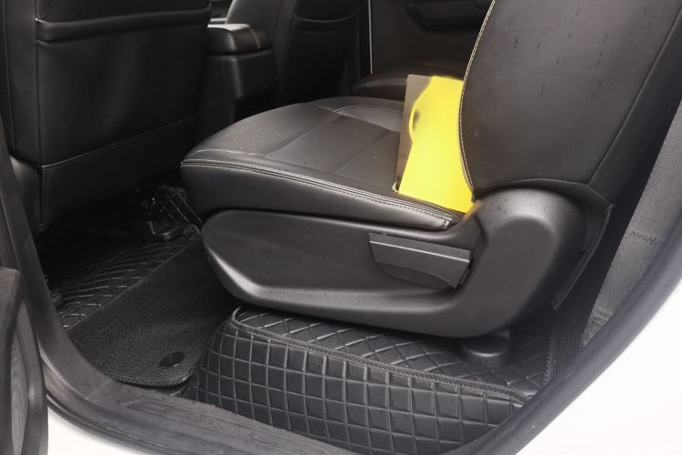 Used Wuling Hongguang PLUS 2019 1.5T Manual Luxury 7-Seater Interior 3