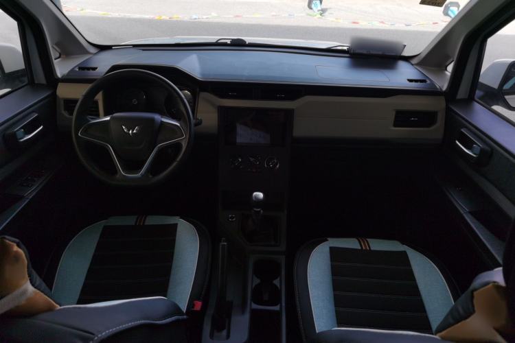 Used Wuling Hongguang PLUS 2019 1.5T Manual Comfort Version 7 Seats Interior 3