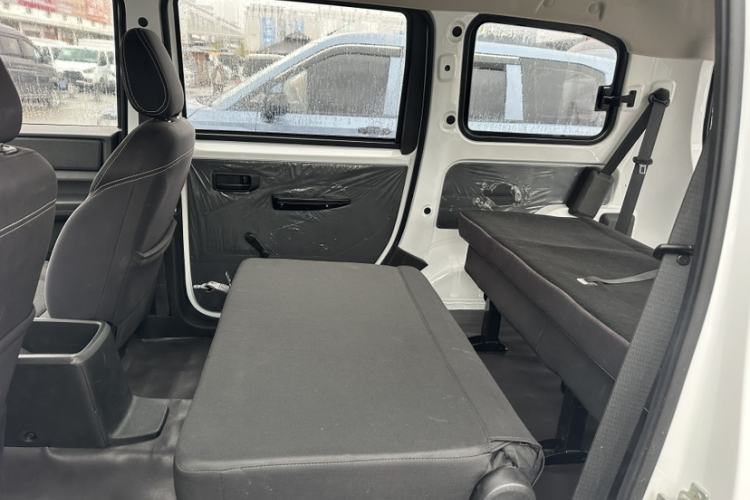 Used Wuling Hongguang PLUS 2019 1.5T Manual Standard Version 7 Seats Interior 3