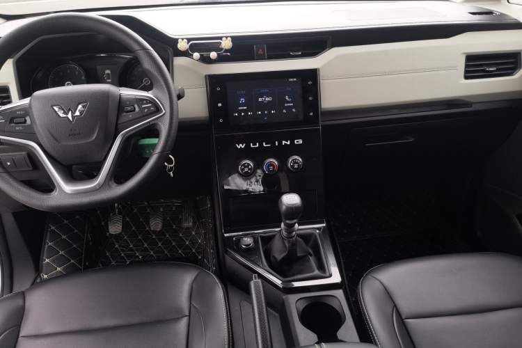 Used Wuling Hongguang PLUS 2019 1.5T Manual Luxury 7-Seater Interior 3