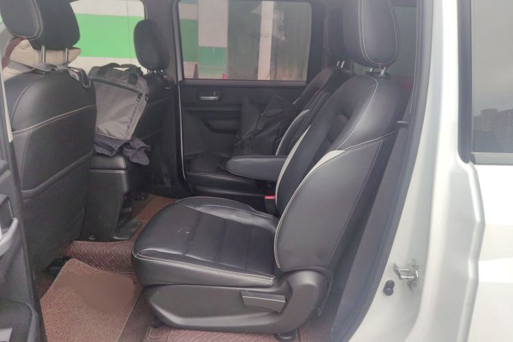 Used Wuling Hongguang PLUS 2019 1.5T Manual Luxury 7-Seater Interior 4