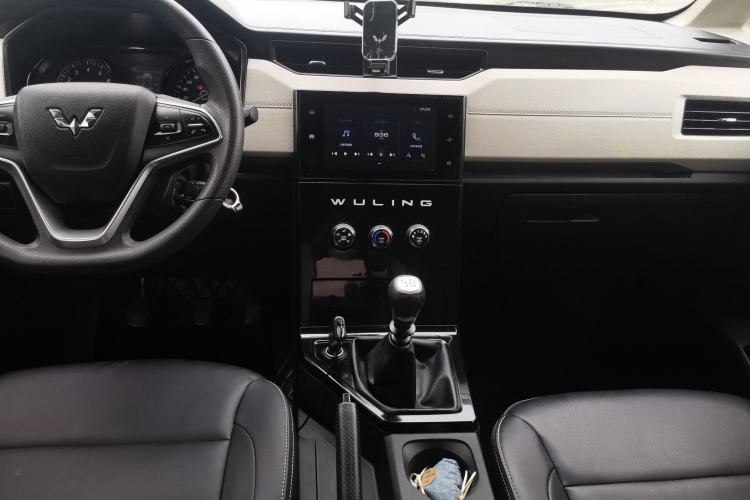 Used Wuling Hongguang PLUS 2019 1.5T Manual Luxury 7-Seater Interior 4