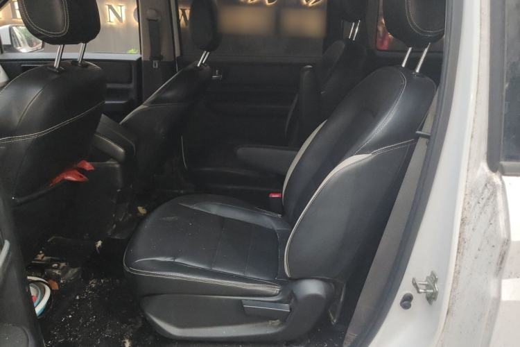 Used Wuling Hongguang PLUS 2019 1.5T Manual Luxury 7-Seater Interior 4