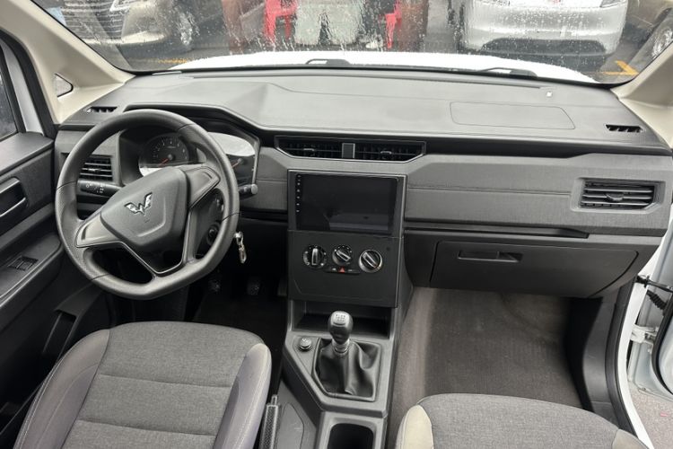 Used Wuling Hongguang PLUS 2019 1.5T Manual Standard Version 7 Seats Interior 4