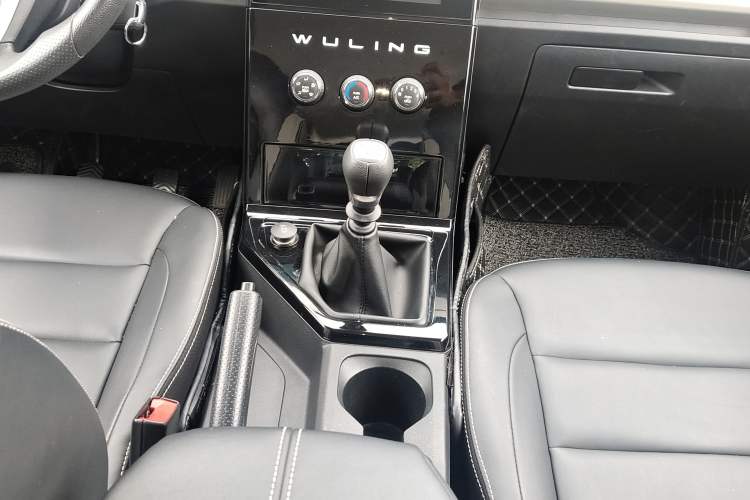 Used Wuling Hongguang PLUS 2019 1.5T Manual Luxury 7-Seater Interior 5