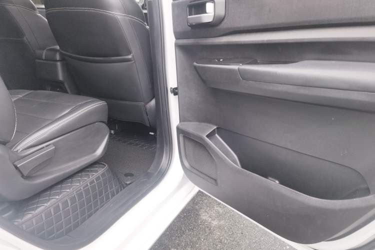 Used Wuling Hongguang PLUS 2019 1.5T Manual Luxury 7-Seater Interior 5