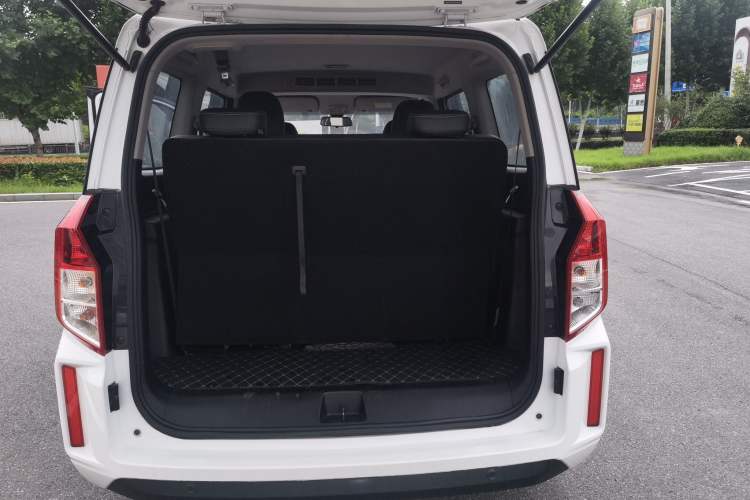 Used Wuling Hongguang PLUS 2019 1.5T Manual Luxury 7-Seater Interior 5