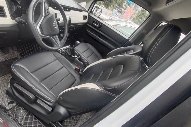 Used Wuling Hongguang PLUS 2019 1.5T Manual Luxury 7-Seater Interior 6