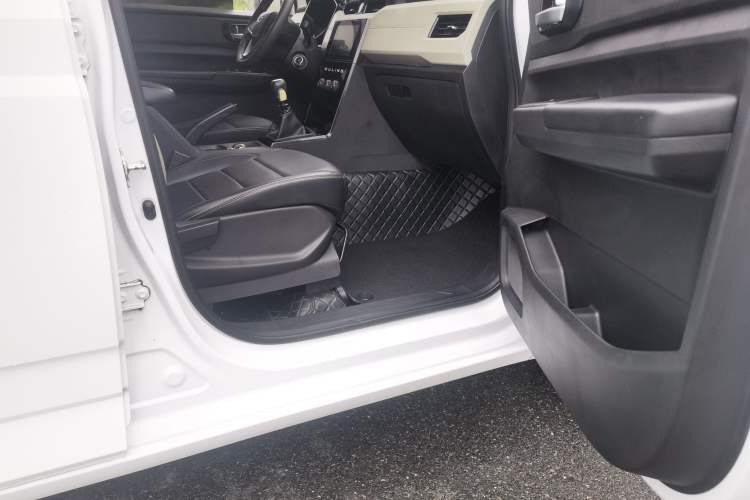 Used Wuling Hongguang PLUS 2019 1.5T Manual Luxury 7-Seater Interior 6