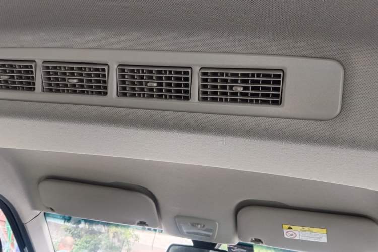 Used Wuling Hongguang PLUS 2019 1.5T Manual Luxury 7-Seater Interior 8