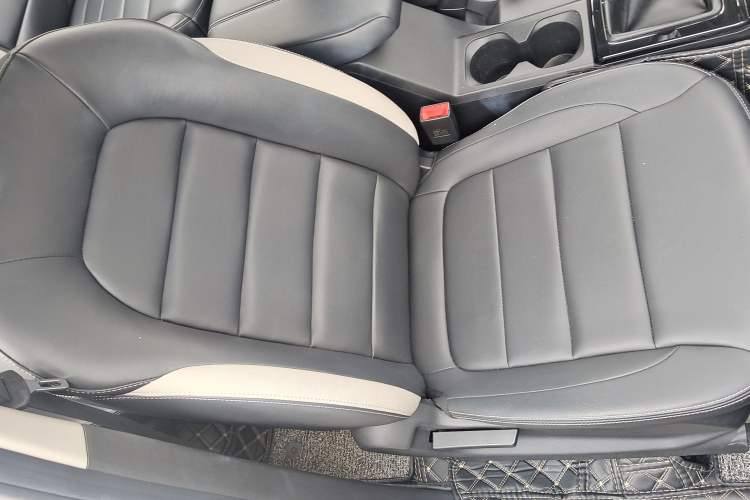 Used Wuling Hongguang PLUS 2019 1.5T Manual Luxury 7-Seater Interior 9