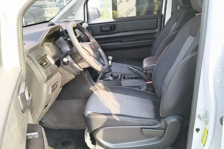 Used Wuling Hongguang PLUS 2019 1.5T Manual Standard Edition 5 Seats Left Front Seat
