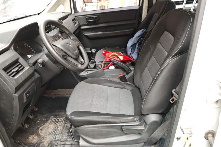 Used Wuling Hongguang PLUS 2019 1.5T Manual Standard Edition 5 Seats Left Front Seat