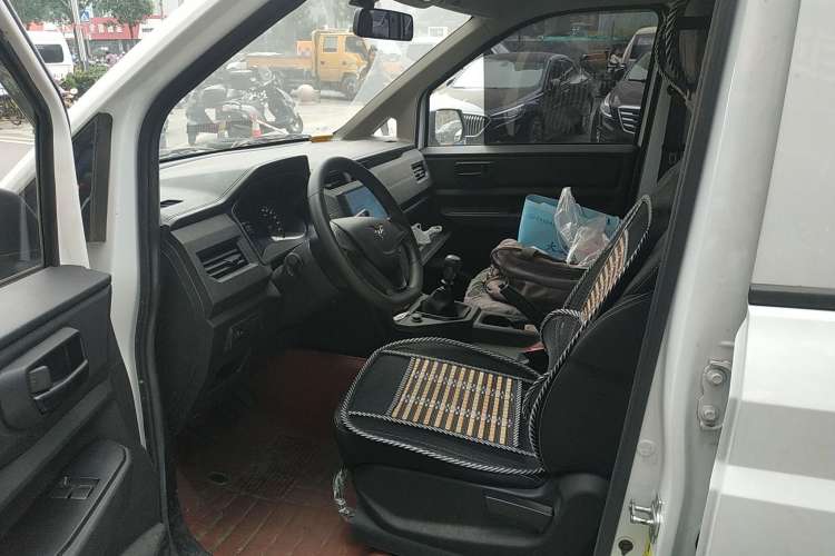 Used Wuling Hongguang PLUS 2019 1.5T Manual Standard Edition 5 Seats Left Front Seat