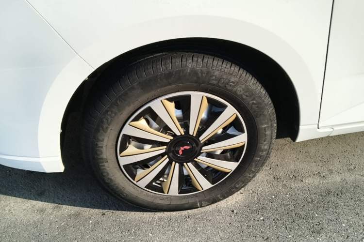 Used Wuling Hongguang PLUS 2019 1.5T Manual Standard Edition 5 Seats Left Front Wheel Hub