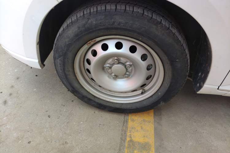 Used Wuling Hongguang PLUS 2019 1.5T Manual Standard Edition 5 Seats Left Front Wheel Hub