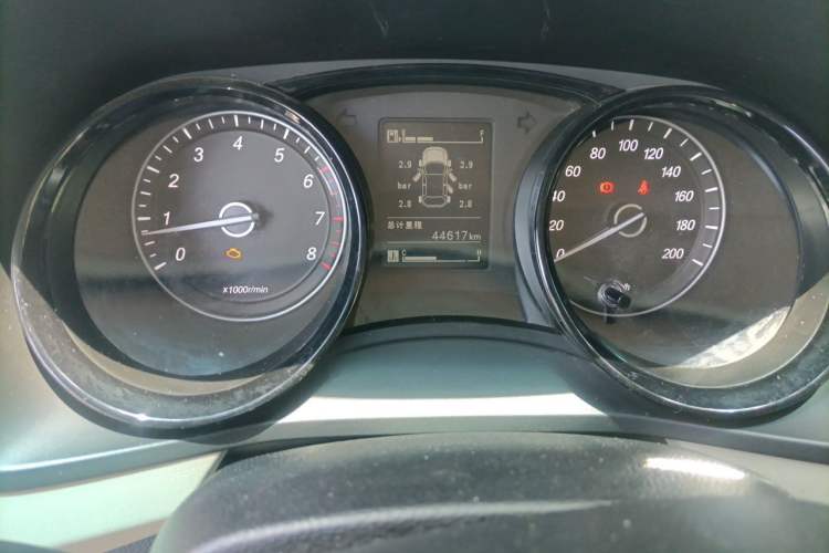 Used Wuling Hongguang PLUS 2019 1.5T Manual Luxury 7-Seater Odometer Close Up