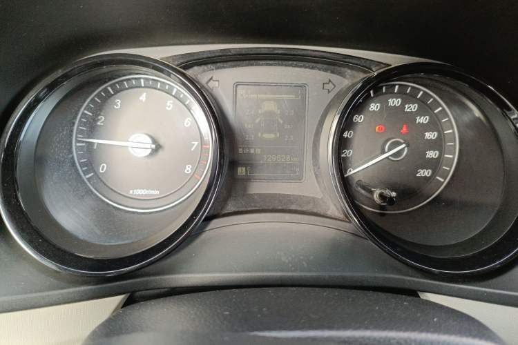 Used Wuling Hongguang PLUS 2019 1.5T Manual Luxury 7-Seater Odometer Close Up