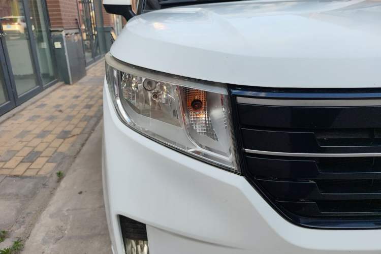 Used Wuling Hongguang PLUS 2019 1.5T Manual Comfort Version 7 Seats Right Front Headlight