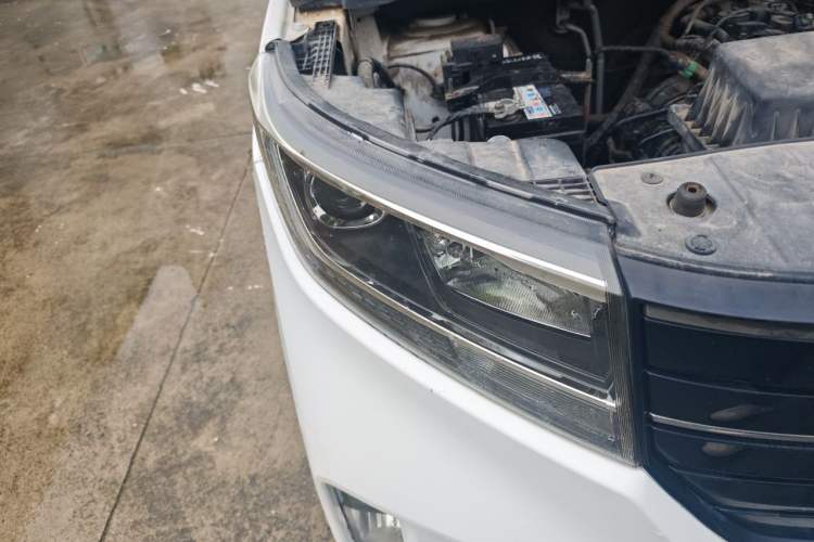 Used Wuling Hongguang PLUS 2019 1.5T Manual Luxury 7-Seater Right Front Headlight