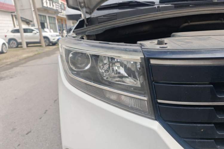 Used Wuling Hongguang PLUS 2019 1.5T Manual Luxury 7-Seater Right Front Headlight