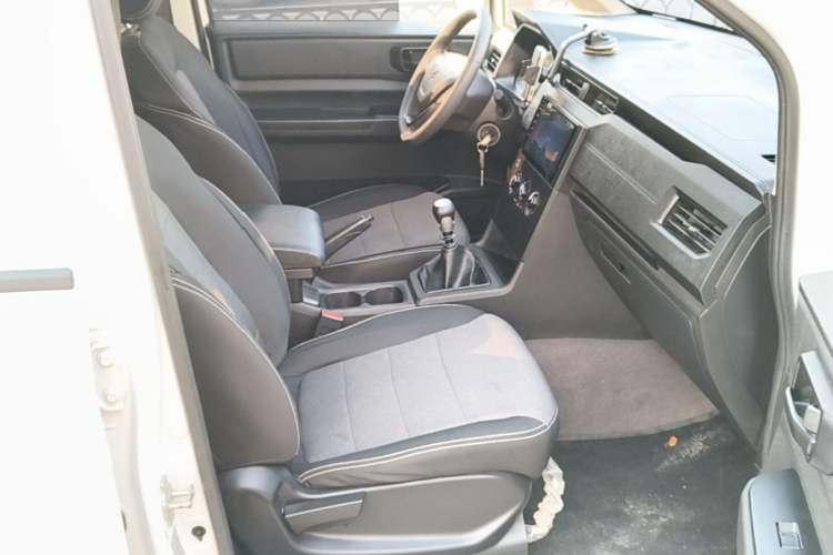 Used Wuling Hongguang PLUS 2019 1.5T Manual Standard Edition 5 Seats Right Front Seat