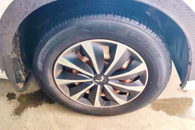 Used Wuling Hongguang PLUS 2019 1.5T Manual Standard Edition 5 Seats Right Front Wheel Hub